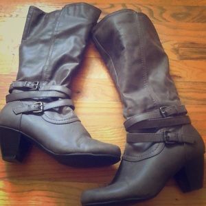Zip up heeled boots